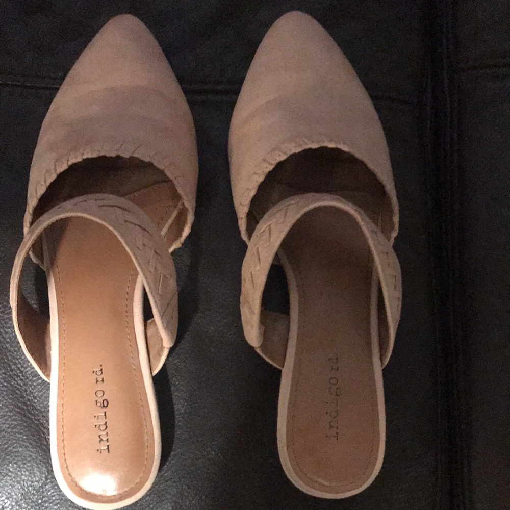 6.5 Light Beige with a hint of peach.  Worn 3 times good condition.